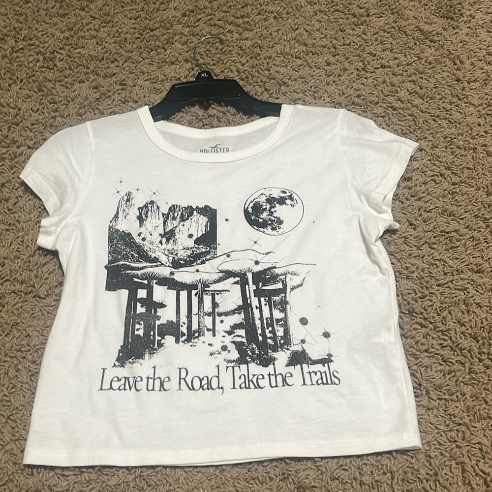 white graphic hollister tee